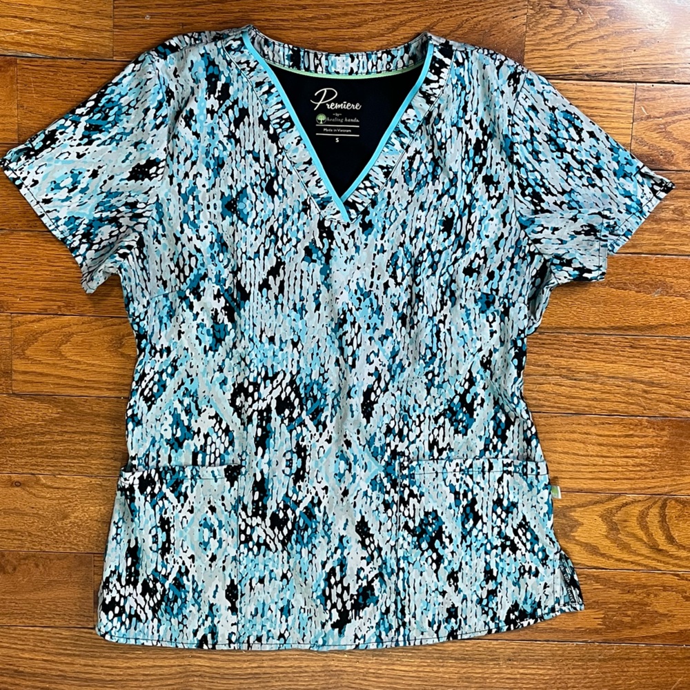 Premiere By Healing Hands Blue Black Snake Print Women’s Scrub Top S Stretch